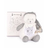 Le cadeau parfait : une ours gris pour un anniversaire tout en douceur. Musique, couleurs et étoiles pour émerveiller bébé.
